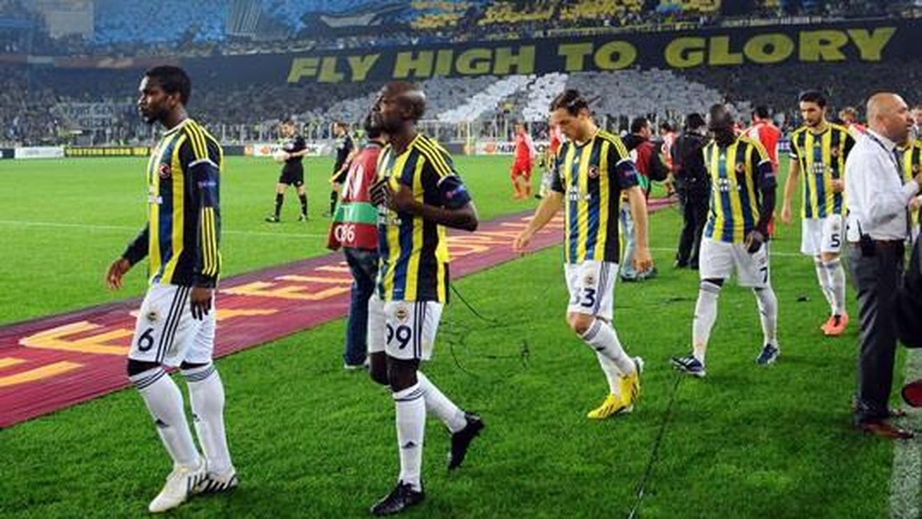 VIDEO & FOTO! Fanii lui Fener au reușit o coregrafie FANTASTICĂ‚ cu Benfica! Cum au transformat peluza în "aeroport":