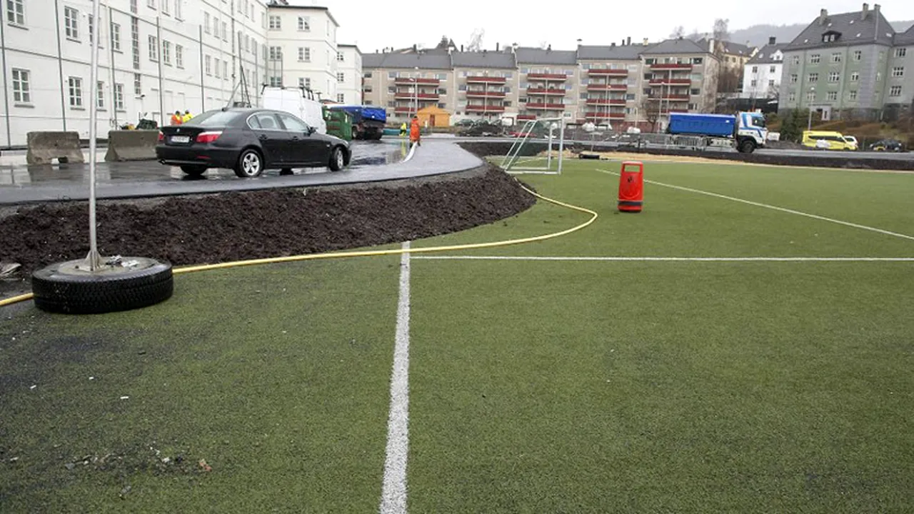 INCREDIBIL - Consiliul local a construit un DRUM chiar prin careul de 6 metri al terenului unui club din Norvegia