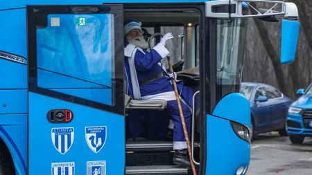 Moş Crăciun a venit cu autocarul echipei la juniorii Craiovei. Ce dorinţe şi-au pus Papură, Bancu şi Cârţu | GALERIE FOTO