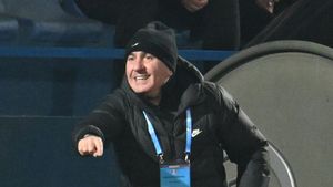 Gică Hagi, pe urmele fostului jucător al lui Ajax: „A avut ofertă și de la Iași, dar și de la Galați și sper să facă pasul spre Superliga!”. VIDEO EXCLUSIV