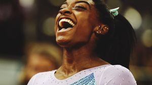 Simone Biles a scris istorie într-o zi în care a ratat două aparate. Este prima gimnastă care a câștigat a patra oară titlul mondial la individual compus. România a spus adio competiției de la Doha