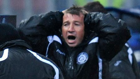 Probleme mari pentru Dan Petrescu!** Portarul său titular, la un pas de finalul carierei: "Are o arsură la cornee, nu vede bine cu un ochi"