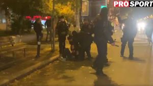 Scandal imens înaintea derby-ului Dinamo - Rapid! Ultrașii „câinilor”, puși la pământ în fața stadionului. Au fost și fani reținuți | VIDEO EXCLUSIV