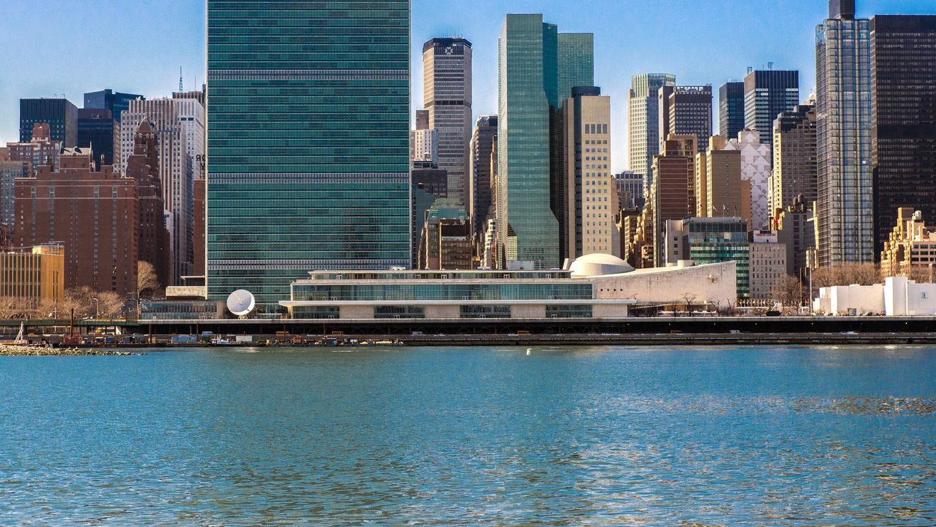 Aroganța afaceristului care a plătit 400.000.000 de dolari pe 1.000 de apartamente. Stă cu teancurile de bani pe masă, în iahtul său