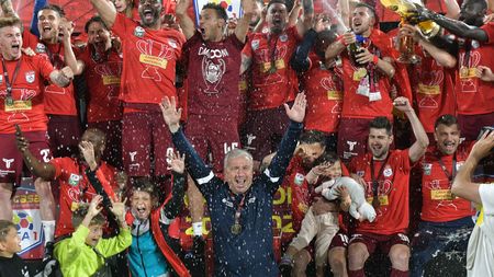 Dan Petrescu așa cum nu l-ai mai văzut niciodată. A luat microfonul și a început să cânte. Ce melodie a ales | VIDEO