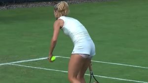 Polemică aprinsă în lumea tenisului după ce o româncă și-a trecut mingea printre picioare înainte de serviciu: „Hai să încheiem povestea asta!" VIDEO