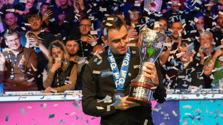 Milionarul e campionilor oamenilor de pe stradă. Merge cu autobuzul și e filmat în timp ce fumează în stație