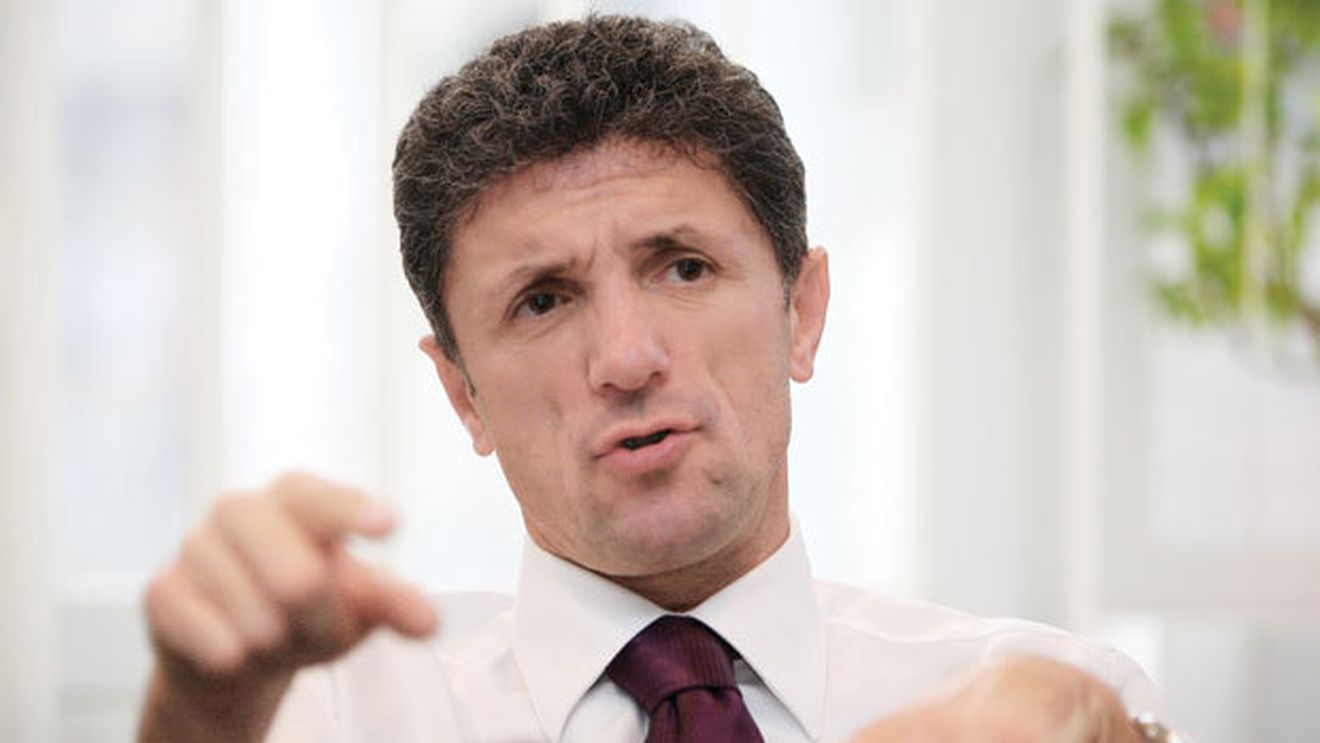 "Baciul" râde de Gigi:** "Steaua seamănă cu BarÃ§a doar la culori"