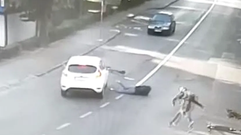 Video ȘOCANT! O tânără aflată pe o trotinetă electrică, spulberată de o mașină. A zburat în câteva secunde