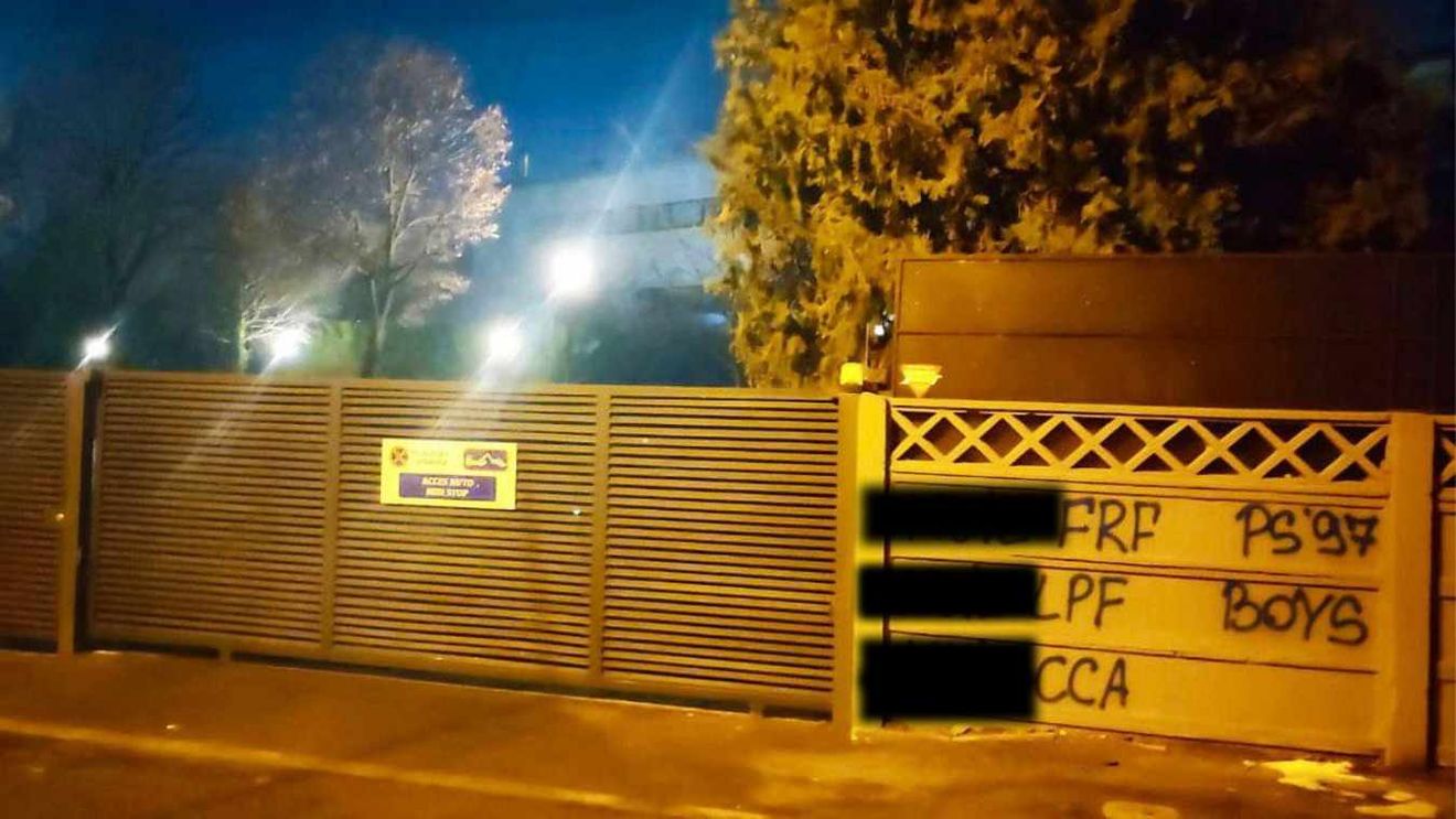 Ultrașii din Peluza Sud 97 au vandalizat gardurile de lângă FRF și Arena Națională, după ce FCU a fost dezavantajată de arbitraj în meciul cu Farul! SPECIAL