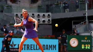 Arma secretă pe care Simona Halep o folosește pentru a reveni în TOP 10 WTA: cine este Mike James, britanicul născut în Kenya și licențiat în istorie în SUA! | EXCLUSIV