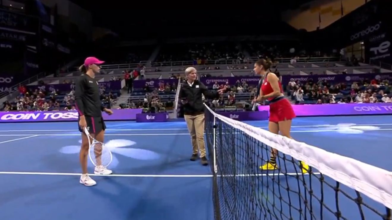 Iga Swiatek i-a surprins pe toți la duelul cu Sorana Cîrstea de la Doha! Ce s-a întâmplat cu steagul Ucrainei, pe care poloneza îl purta meci de meci pe șapcă. FOTO