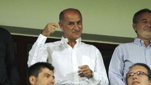"Protectorii" fotbaliștilor din Liga I îl suspectează de ilegalități pe George Copos:** "A centrat în 2005 și a dat cu capul în 2012!" AFAN anunță: "Interesele noastre sunt grav atinse"