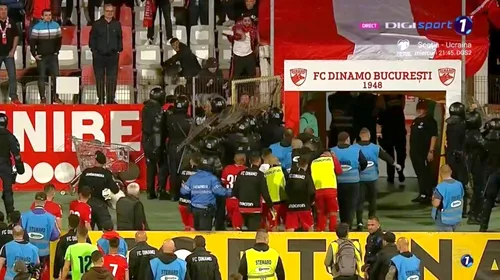Jucătorii lui Dinamo, agresați după ce au retrogradat în Liga 2! Suporterii au aruncat cu obiecte în ei, i-au scuipat și i-au înjurat la ieșirea de pe teren | FOTO