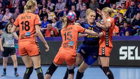 A prins trenul carierei în Franța! La o zi după ce a fost anunțat transferul la Gyor, Crina Pintea a fost desemnată cel mai bun pivot al Campionatului European. „Pot să spun că la Paris mi s-a schimbat viața"