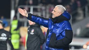 Ce a făcut Marius Șumudică pe teren, imediat după CFR Cluj - Rapid București 1-1. Puțini s-ar fi așteptat la asta la cât de frig a fost în Gruia