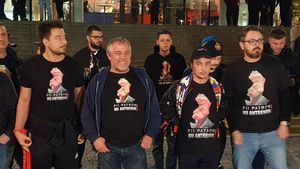 Suporterii FCSB au pornit protestul împotriva lui Gigi Becali la meciul cu Rapid: „Fii patron, nu antrenor!”. Comparația genială cu Constantin Brâncuși și Ryan Reynolds: „Își bate joc de un bun național, ne-am săturat!”  | VIDEO