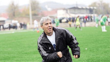 Cârțu: „Iașiul joacă teatru"