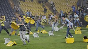 Război în Turcia!** Fanii lui Fener au declanșat INFERNUL pe teren, după ce au pierdut Supercupa, în fața Galatei! VIDEO