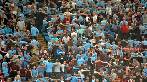 O poveste genială! Un fan al lui City a vrut să introducă pe stadion găini moarte!** I-a lăsat mască pe toți când a explicat motivul pentru care le-a adus :)