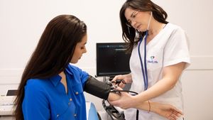 COMUNICAT. Peste 1,3 mil. de teste pentru determinarea colesterolului într-un an, în rețeaua MedLife. Analizele pentru riscul cardiovascular, în top, pe fondul unei realități alarmante: bolile cardiovasculare provoacă peste jumătate dintre decesele din România
