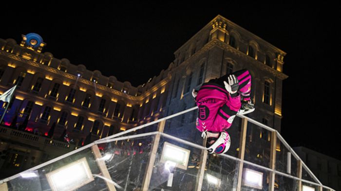 FOTO | Cei mai buni patinatori din lume au coborât cu o viteză de peste 80 km/h la prima etapă a concursului Crashed Ice Red Bull 