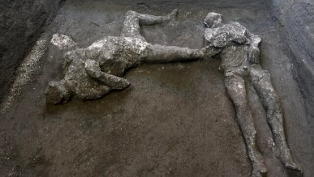 Descoperire incredibilă făcută de arheologi! Trupurile a doi bărbați, bine conservate, au fost găsite în ruinele orașului Pompei