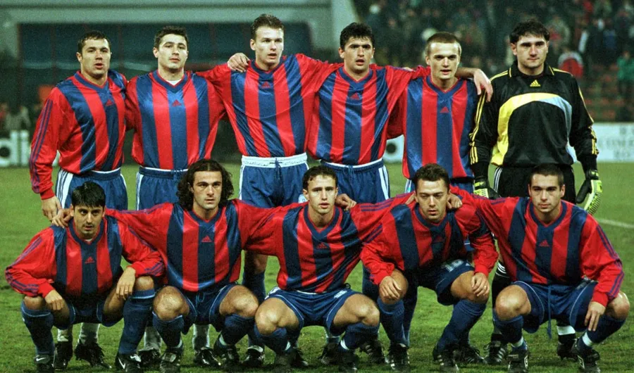 Sursă foto: Mediafax // Steaua București, aliniată la începutul meciului cu Slavia Praga: Sabin Ilie, Iulian Miu, Cristian Ciocoiu, Erik Lincar, Zoltan Ritli, Ionel Dănciulescu, Albert Duro, Laurențiu Reghecampf, Laurențiu Roșu, Valeriu Bordeanu.