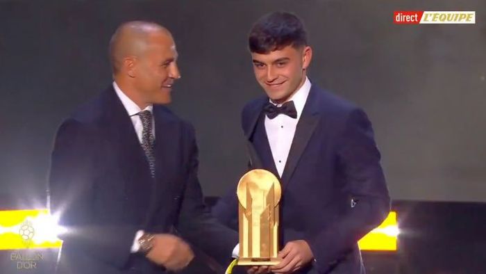 Pedri a câștigat Trofeul Kopa! Mijlocașul Barcleonei, cel mai bun jucător sub 21 de ani | VIDEO