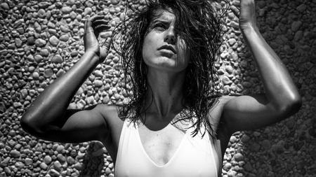 IMAGINEA ZILEI | Când blițurile strălucesc pe Sorana... Set de poze de cover realizate de Cîrstea în Statele Unite 