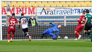 Valentin Mihăilă, decisiv în victoria cu AS Roma! Atacantul a marcat din pasa lui Dennis Man și Parma speră să rămână în Serie A