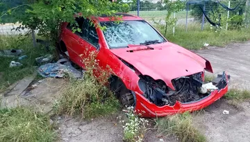 Amurgul unei ere: celebrul Mercedes roșu din vremea Politehnicii lui Marian Iancu a fost ridicat de lângă vechiul stadion! L-a condus și legendarul preparator fizic al Stelei ’86