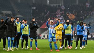 Universitatea Craiova, aproape să piardă unul dintre jucătorii de perspectivă. Mijlocaşul este în ultimele 6 luni de contract şi este dorit de Gică Hagi la Farul. EXCLUSIV