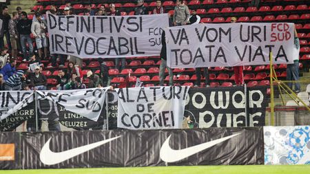 Suporterii dinamoviști către petrecăreți: „Plecați, nesimțiților!"