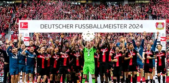 Scene rare: căpitanul campioanei Germaniei a refuzat să ridice trofeul, în timpul festivității de premiere! Gestul jucătorului de la Bayer Leverkusen i-a lăsat muți de uimire pe cei prezenți. VIDEO