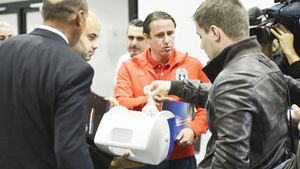 Nemții au scris despre băuturile "miraculoase" pe care le folosește Reghe!** Ce se "ascunde" în misterioasele pungulițele care au născut mii de discuții