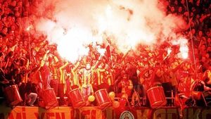 VIDEO Sneijder a debutat pentru Galatasaray** FOTO Mesajul cu care l-au întâmpinat fanii Galatei pe Sneijder la primul meci! Cât de grea e "MOȘTENIREA" lui Hagi: