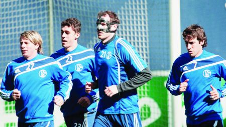 Huntelaar îi dă o veste bună lui Lucescu jr.!** Schalke vrea să-și păstreze golgheterul și poate trimite un jucător în curtea Rapidului