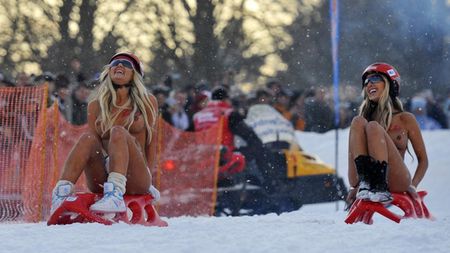 FOTO** Noua modă în Germania! Pe sanie la bustul gol!