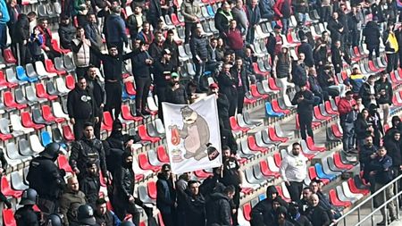 Conflict între suporteri pe Ghencea, la CSA Steaua - Dinamo! „Câinii” au aruncat cu torțe în fanii de la Tribuna a 2-a și astfel s-a pornit primul scandal al serii | VIDEO