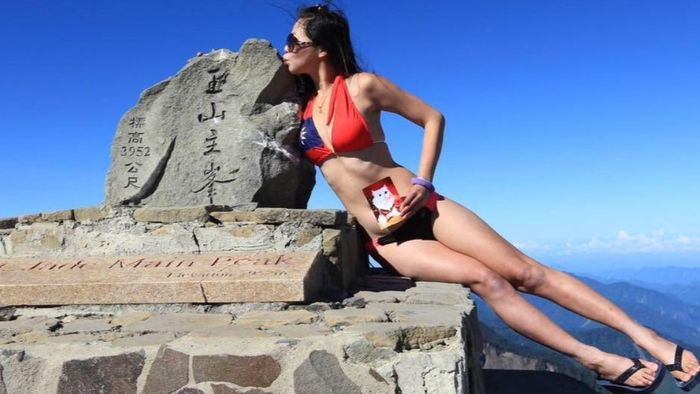 FOTO | A murit pentru că voia să-și facă o poză în costum de baie pe vârful unui munte. Modelul Gigi Wu a căzut într-o râpă și a înghețat