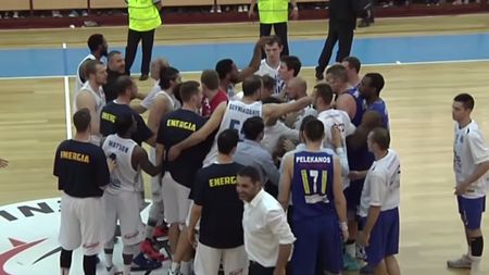 Pumni, palme și lovituri! CSU Asesoft cere suspendarea lui Andreas Glyniadakis, după o bătaie generală la finalul victoriei Energiei Târgu Jiu cu CSU Asesoft Ploiești