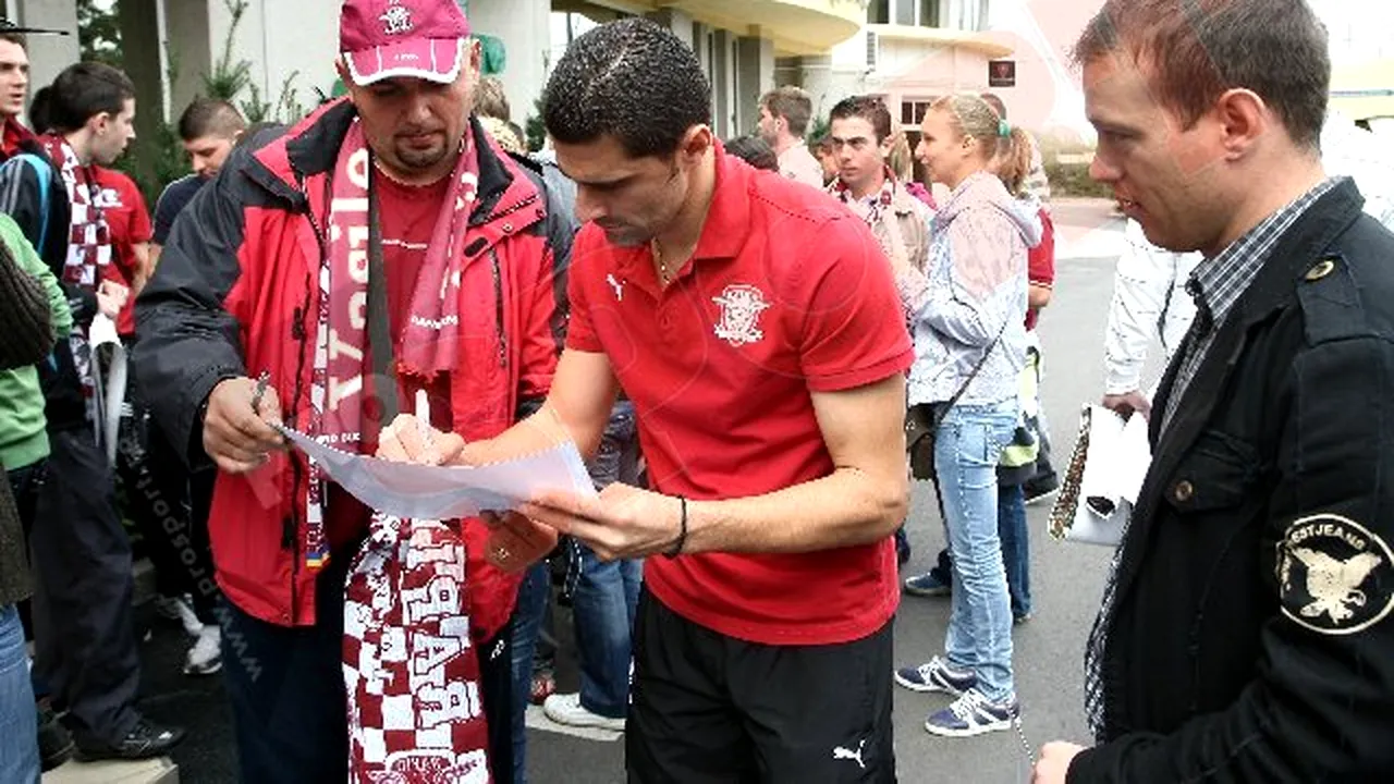 FOTO Rapidiștii în sesiune de autografe! Gigi Corsicanu', vedeta din Giulești :)