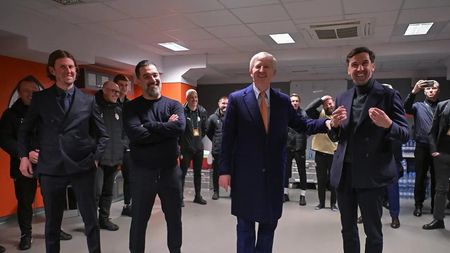 Ce „bijuterie” a purtat miliardarul Ahmetov la prima apariție după 12 ani