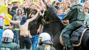 S-au bătut pe bilete!** Fanii lui Dortmund au fost aproape de bătaie pentru un bilet la meciul cu Real Madrid din semifinalele Ligii

