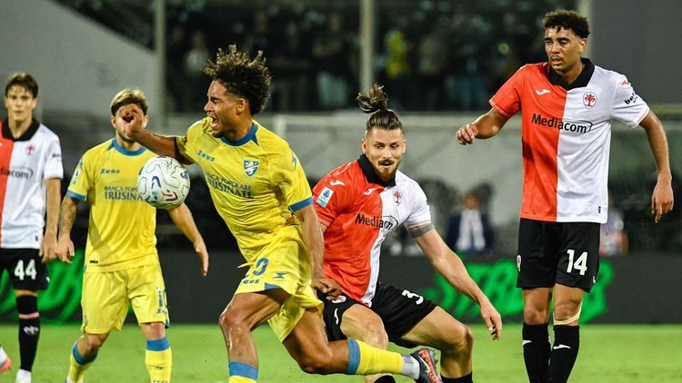 Radu Drăgușin, desființat după Fiorentina – Frosinone 0-3: „Seară HORROR pentru el!”. A debutat Bîrligea