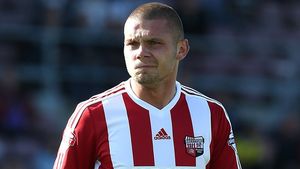 Harlee Dean, fundașul celor de la Brentford, a salvat viața unui fan de doar 8 ani. "Am vrut doar să văd dacă puștiul e în regulă. Sunt lucruri mult mai importante decât fotbalul!". Cum au decurs evenimentele