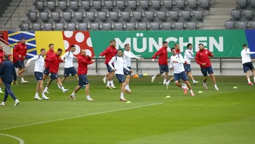 Imagini cu naționala României pregătindu-se de Olanda sub o ploaie deasă în complexul sportiv al lui Bayern Munchen! Ultimele informații înaintea optimilor de finală la EURO!