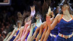 Au lăsat-o să cadă sau au greșit coregrafia?** VIDEO Fetele de la New York Knicks au dat-o în bară