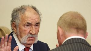 Ion Țiriac chiar n-a mai suportat când a văzut ce se întâmplă. Situația cu preşedintele l-a înfuriat: „Cum poți să-ți permiți să furi în halul ăsta? Să furi legal!”